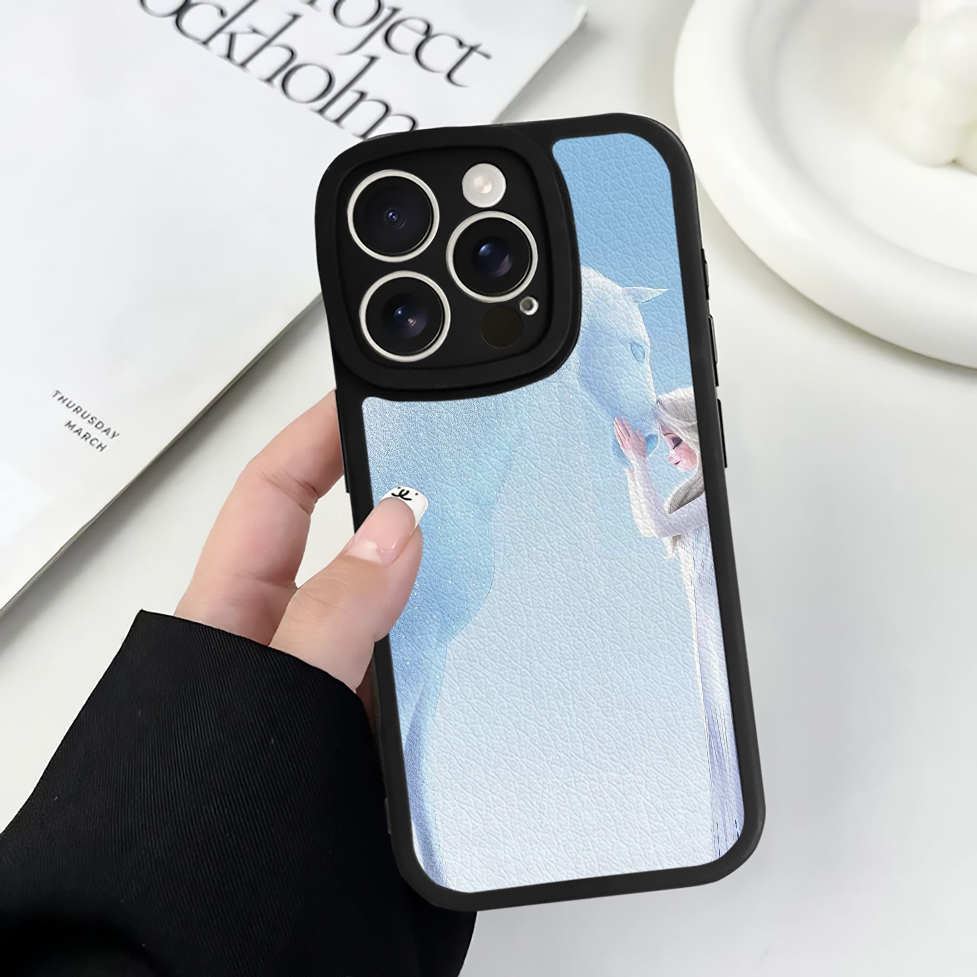 （画像用） アナと雪の女王 アンナ エルサ Frozen Anna Elsa 【iPhone 16シリーズ対応】シリコンスマホケース（レザー調） 材質：シリコン